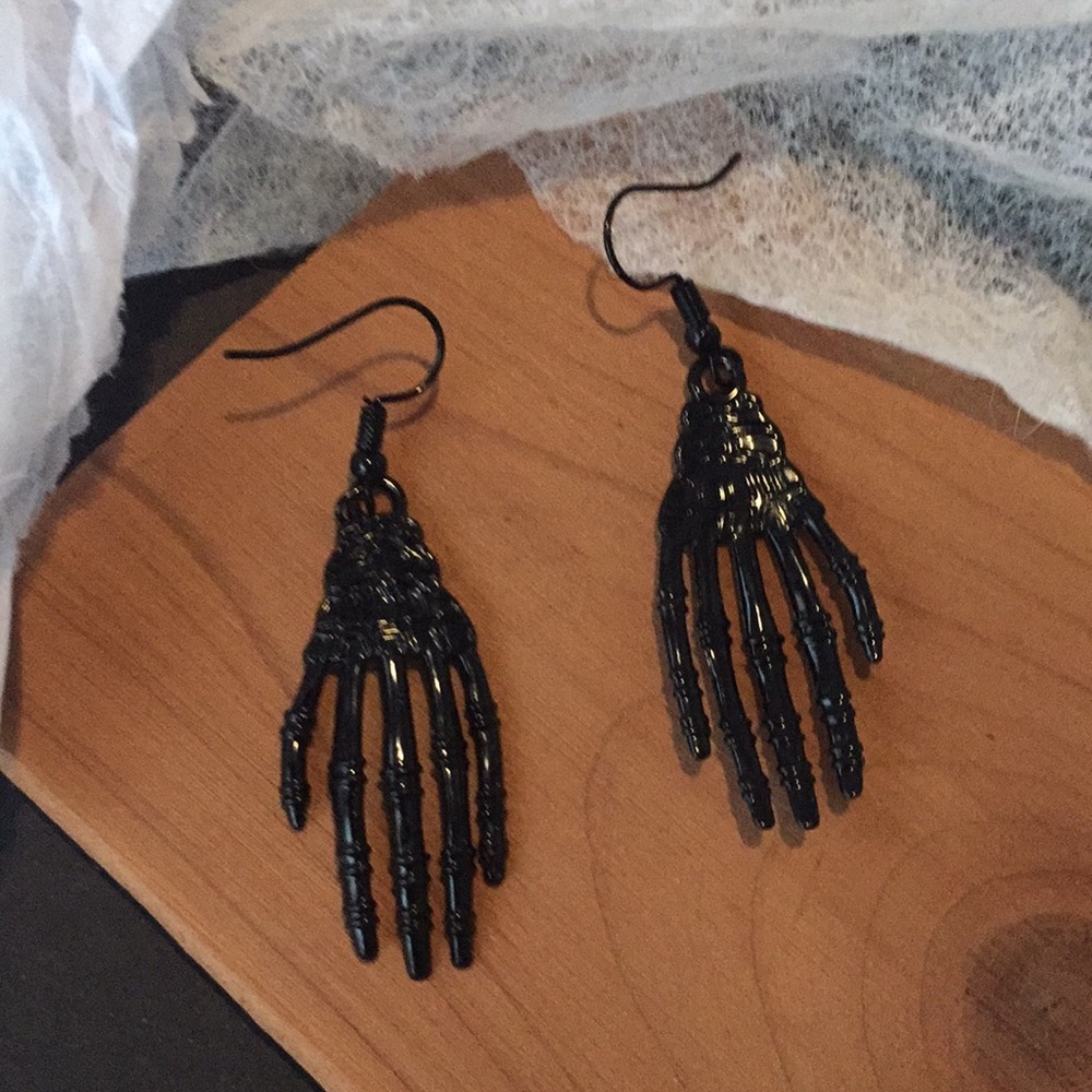 🍏50% OFF/3+...👻🎃Skeleton Hand Halloween Dangle Earrings